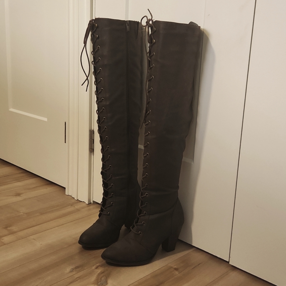 Over the knee brown boots with laces and inside zipper